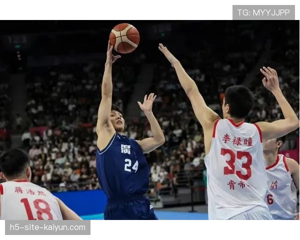 中国男篮高低位配合生涩，上半场进攻过度依赖单点强攻